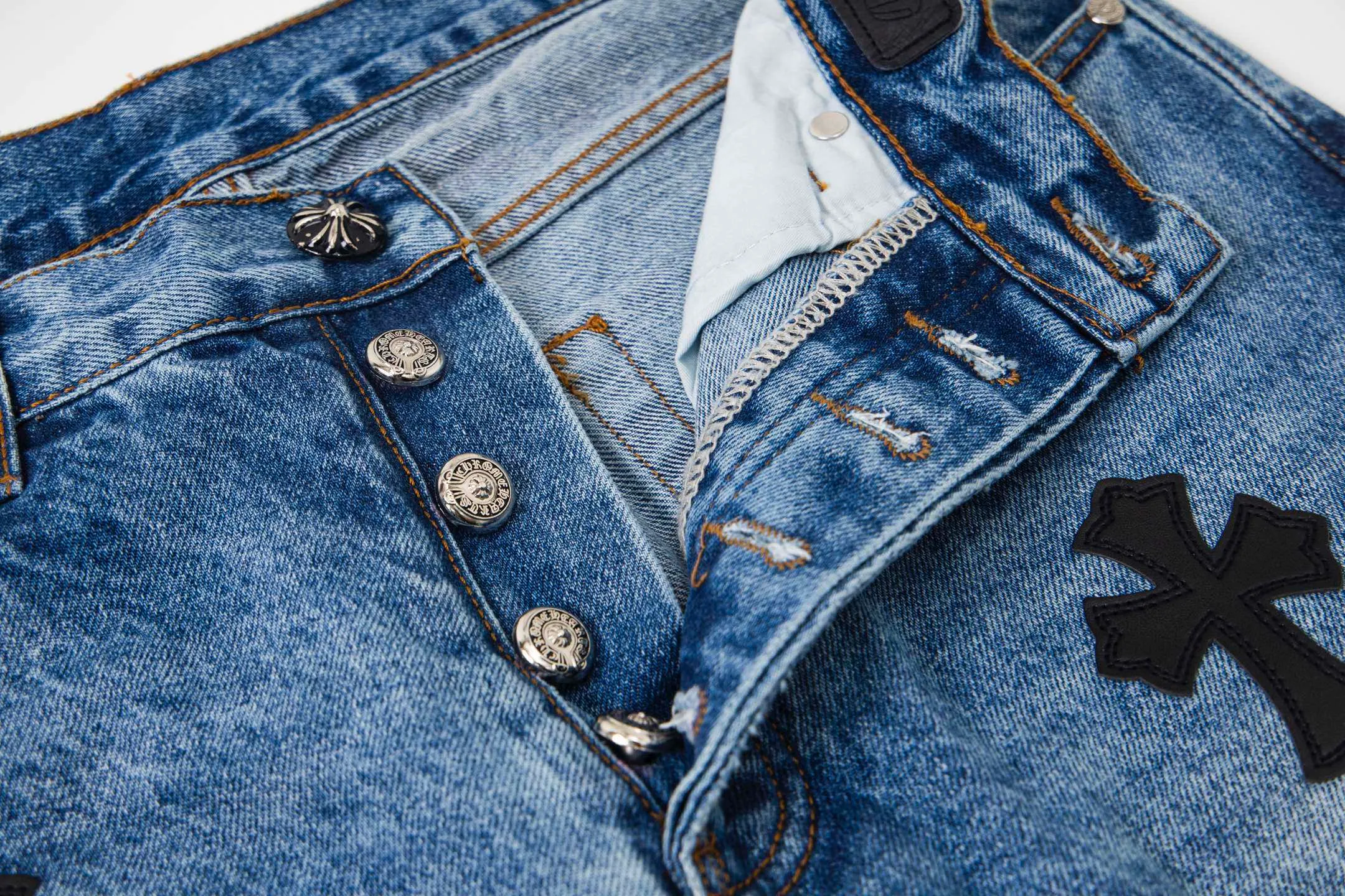 P260 Chrome Hearts Blue Pants Black White Blue Multi-Leather Jeans Top Version Chrome Hearts Jeans with Leather Jeans It is well known that chromehearts jeans use vintage Levis jeans as the base plate for creation. They usually add their own unique silver buckles and silver ornaments, plus leather embellishments. This is what doubles the value of these vintage jeans, because the base plate is Vintage jeans, jeans themselves have become very soft and comfortable after years of baptism, which can be distinguished from ordinary jeans. Regarding the size, you should also refer to the pants data. Style number: 1735# Size: 28 30 32 34 36